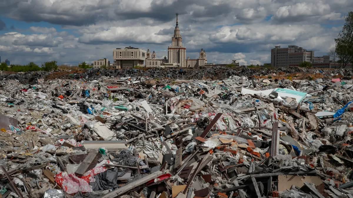 Moscow State University rises behind a municipal dump in the Russian capital, 20 May 2020. Photo: EPA-EFE / YURI KOCHETKOV