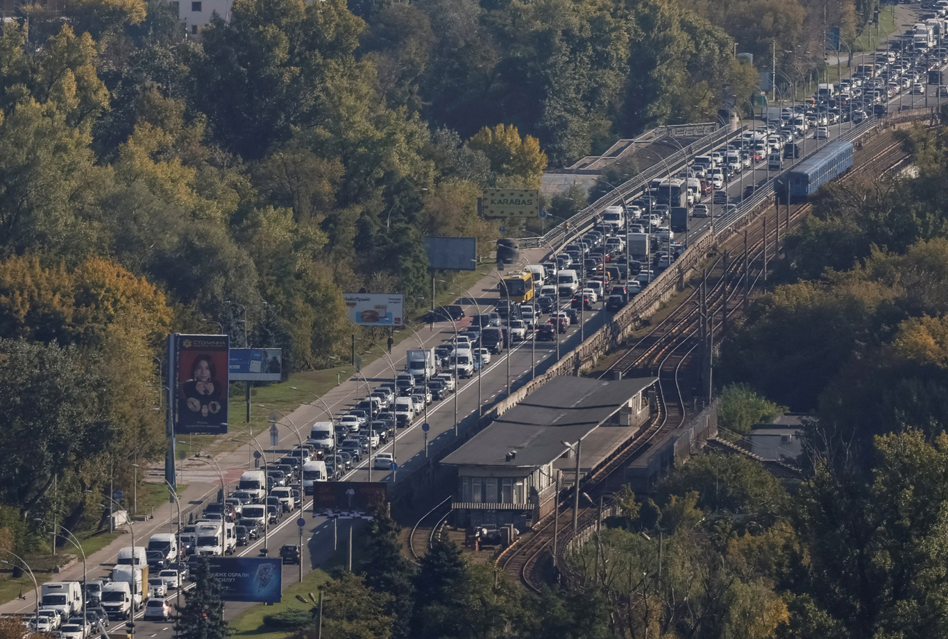 Автомобильная пробка у моста в Киеве, возникшая после ночной атаки реактивных беспилотников. Украина. 2 октября 2026 года. Фото: Gleb Garanich / Reuters / Scanpix / LETA