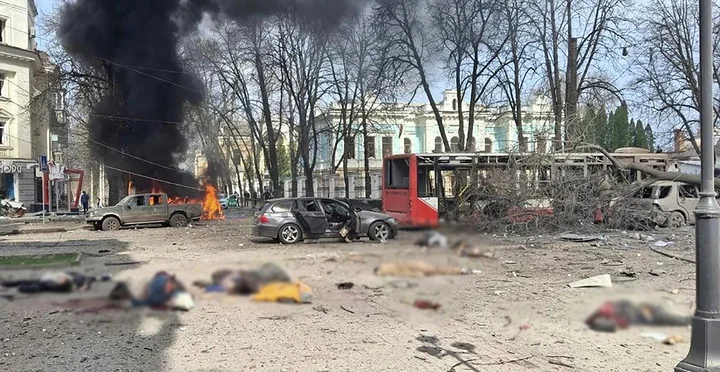 Место ракетного удара с телами жертв в центре города Сумы, Украина, 13 апреля 2025 года.Фото: Государственная Служба Украины по Чрезвычайным Ситуациям / EPA-EFE