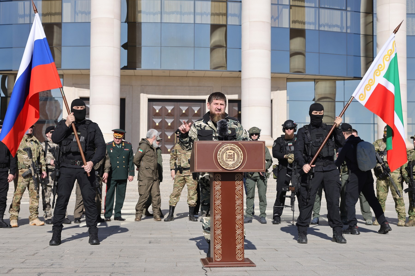 Рамзан Кадыров выступает во время смотра войск и военной техники в своей резиденции в Грозном, 29 марта 2022 года. Фото: Елена Афонина / ТАСС / Profimedia