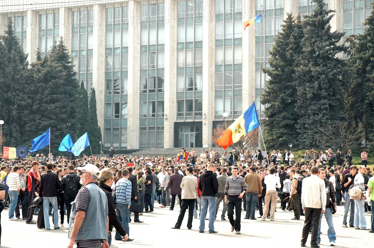 Митингующие с флагами Евросоюза у здания парламента Молдовы, апрель 2009 года. Фото: <a href="https://commons.wikimedia.org/w/index.php?curid=6741189">Wikimedia Commons</a>, CC BY-SA 4.0