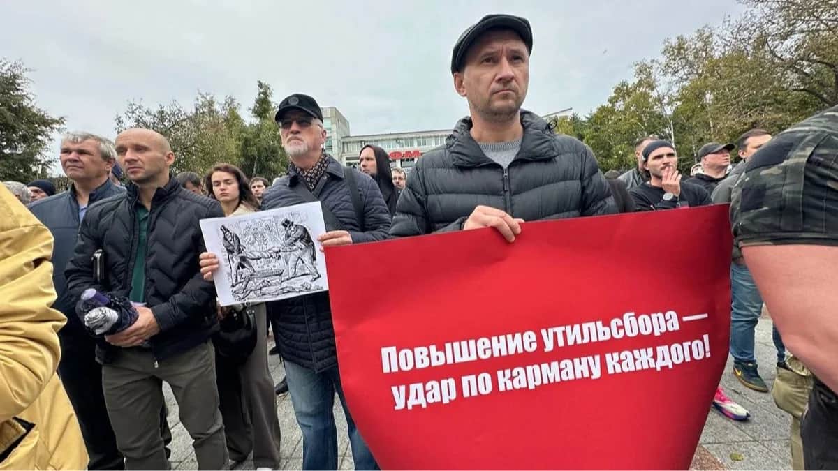 <div><div><div><div><div><div>Митинг против введения утильсбора, Владивосток, 11 октября 2025 года. Фото: Валерия Федоренко /<a href="https://novayagazeta.ru/articles/2025/10/11/ne-umeiut-delat-mashiny-pust-delaiut-skovorodki" target="_blank">«Новая газета»</a></div></div></div></div></div></div>