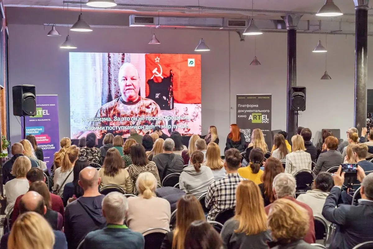 Показ фильма «Иностранцы Донбасса». Фото: RT:Doc / <a data-sk="tooltip_parent" data-stringify-link="https://t.me/ClubArtel/134" href="https://t.me/ClubArtel/134" rel="noopener noreferrer" target="_blank">Telegram</a>