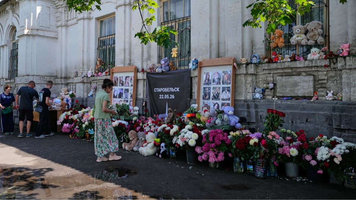 Местные жители возлагают цветы и игрушки к стихийному мемориалу у разрушенного здания колледжа в Старобельске Луганской области, Украина, 24 мая 2026 года. Фото: Павел Бедняков / AP / Scanpix / LETA