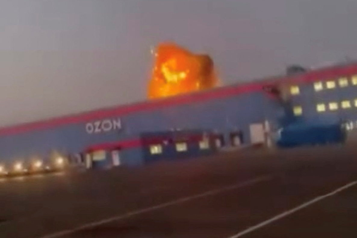 Пламя поднимается над объектом компании Ozon в результате удара украинского беспилотника. Махачкала, Дагестан. Кадр из видео в социальных сетях от 24 августа 2026 года. Фото: Reuters / Scanpix / LETA