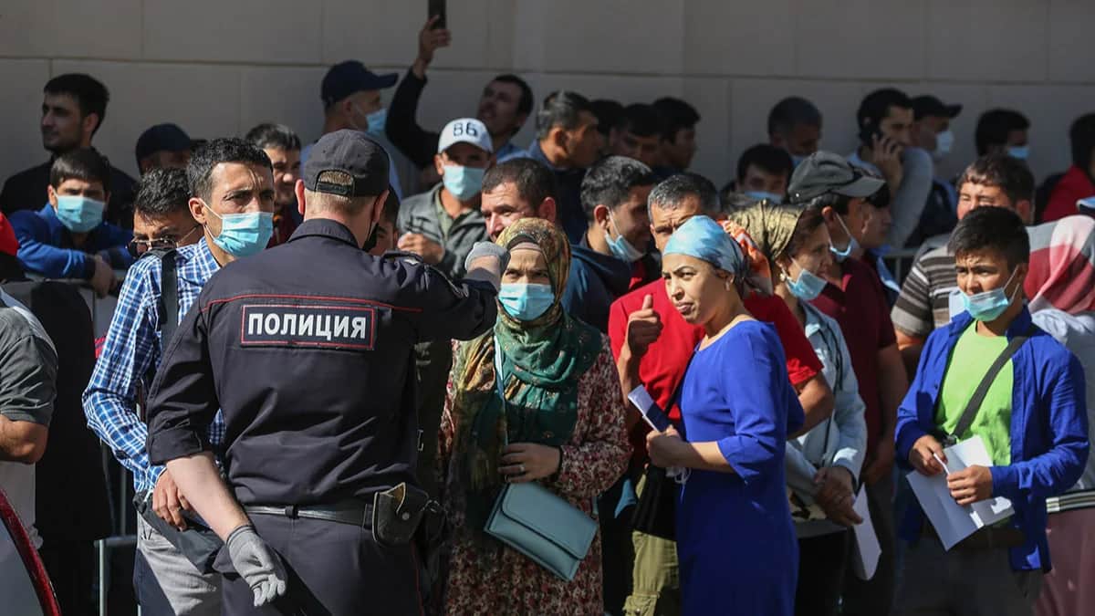 People lining up near the Tajik embassy in Moscow, August 2020. Photo: Andrey Rudakov / Bloomberg / Getty Images