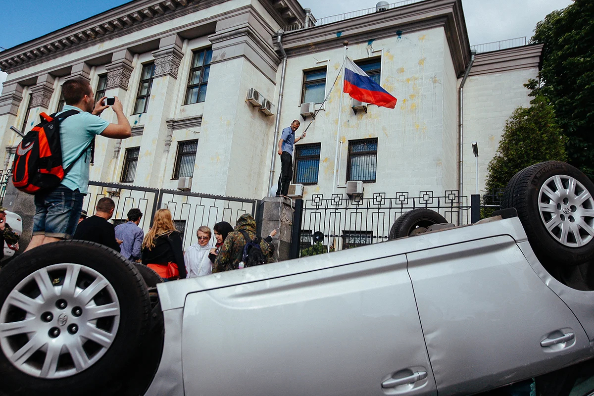 Акция протеста перед посольством России в Киеве, Украина, 14 июня 2014. Фото: Roman Pilipey / EPA