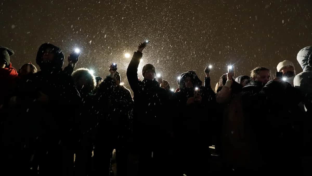 Стихийный митинг в память об Алексее Навальном после его смерти, Санкт-Петербург, 16 февраля 2024 года. Фото: Анатолий Мальцев / EPA-EFE