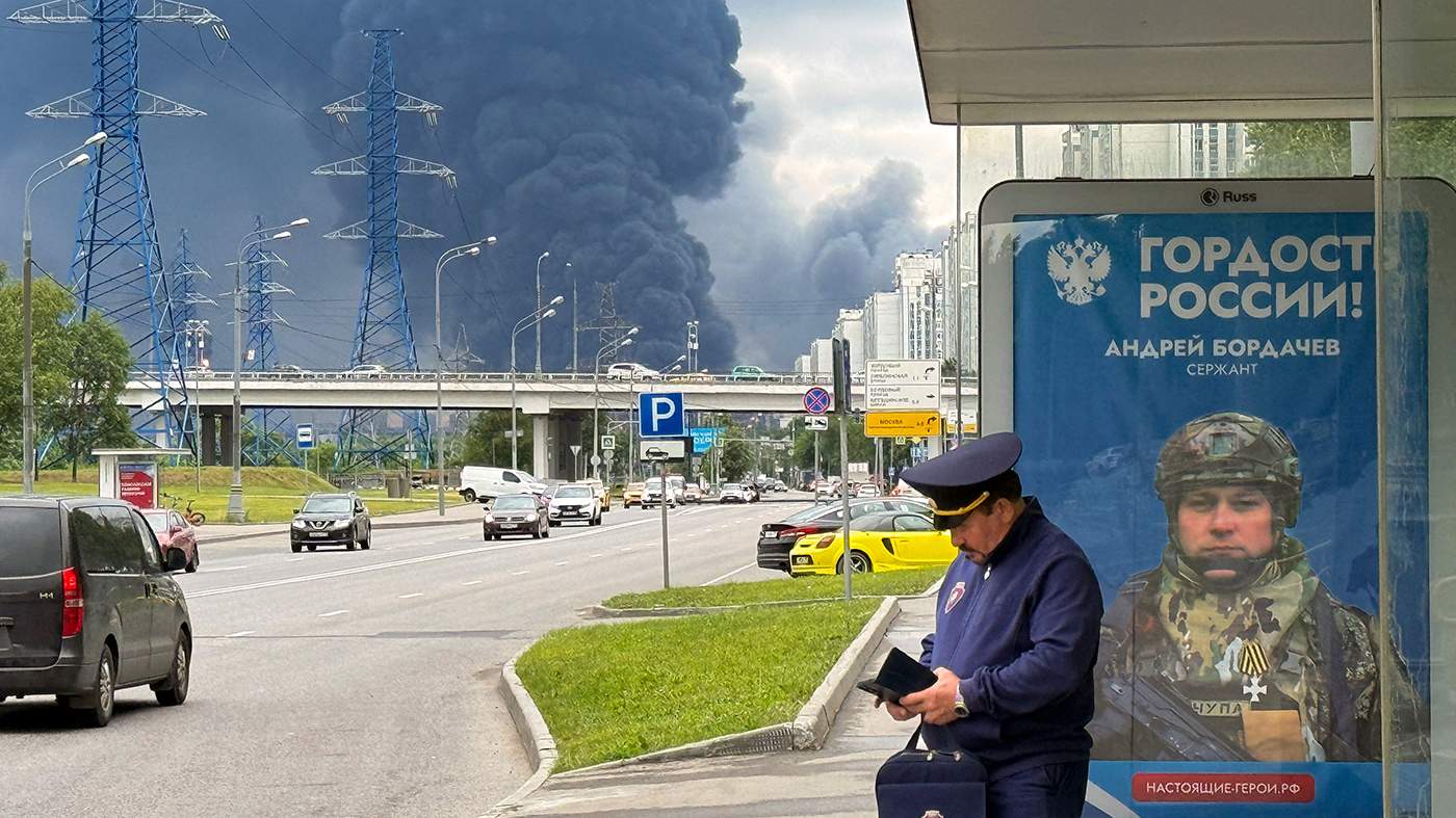 Дым над НПЗ российской компании «Газпром нефть» на юго-востоке Москвы 18 июня 2026 года. Фото: AFP / Scanpix / LETA