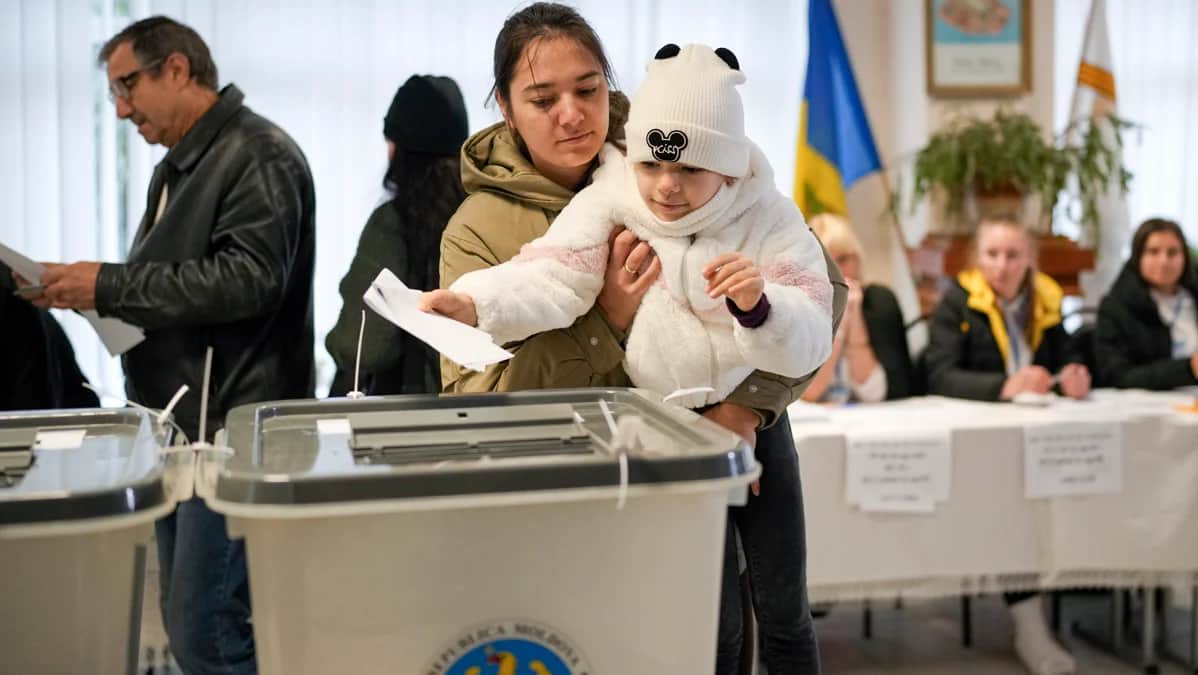 Люди голосуют на избирательном участке в Кишиневе, Молдова, 20 октября 2024 года. Фото: Vadim Ghirda / AP Photo / Scanpix / LETA