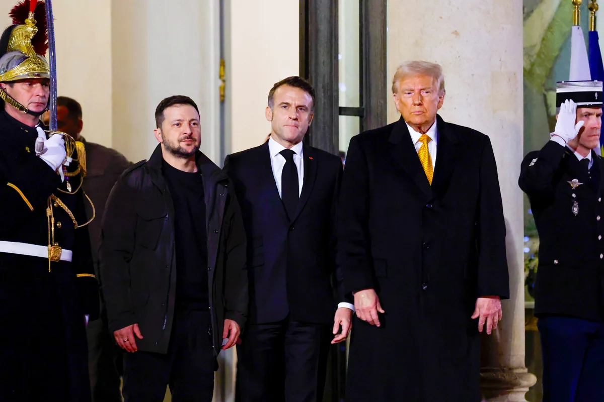 Эммануэль Макрон, Дональд Трамп и Владимир Зеленский у Елисейского дворца, Париж, Франция, 7 декабря 2024 года. Фото: Henri Szwarc / Starface / Imago Images / Scanpix / LETA