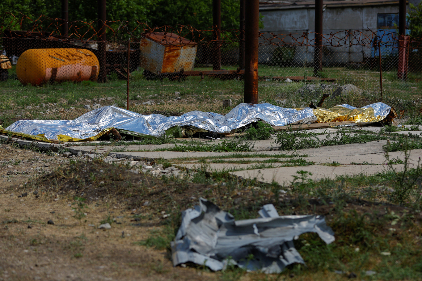 Обгоревшие тела украинских военных. Оленовка, Украина. 29 июля 2022 года. Фото: Alexander Ermochenko / Reuters / Scanpix / LETA