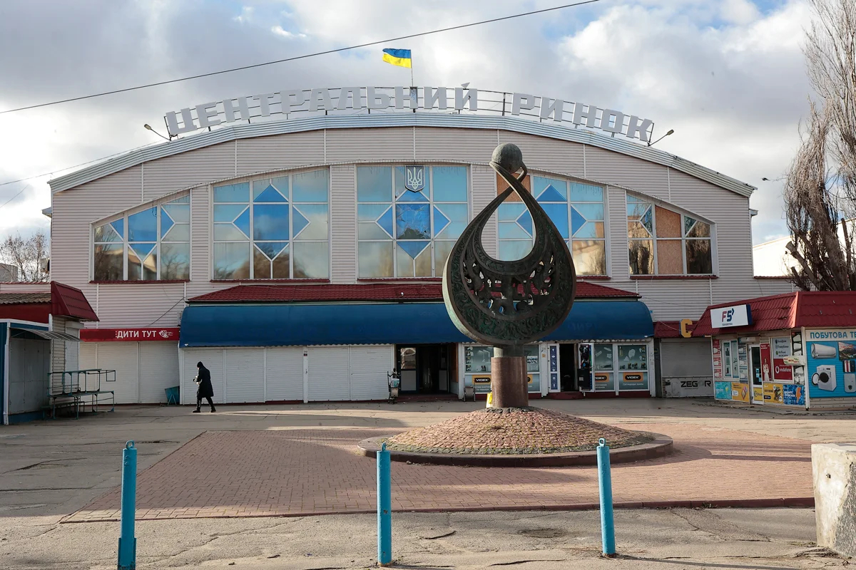 Здание центрального рынка, Херсон, февраль 2025 года. Фото: Василий Крестьянинов / «Новая Газета Европа»