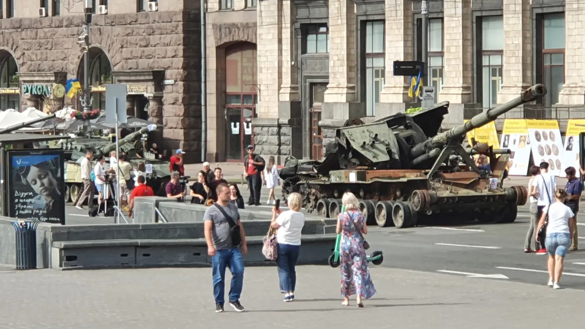 Burnt Russian military equipment on Khreshchatyk, where Putin was going to hold a parade. Kyiv, 24 August 2022. Photo by Jens Alstrup, exclusively for <em>Novaya Gazeta. Europe</em>