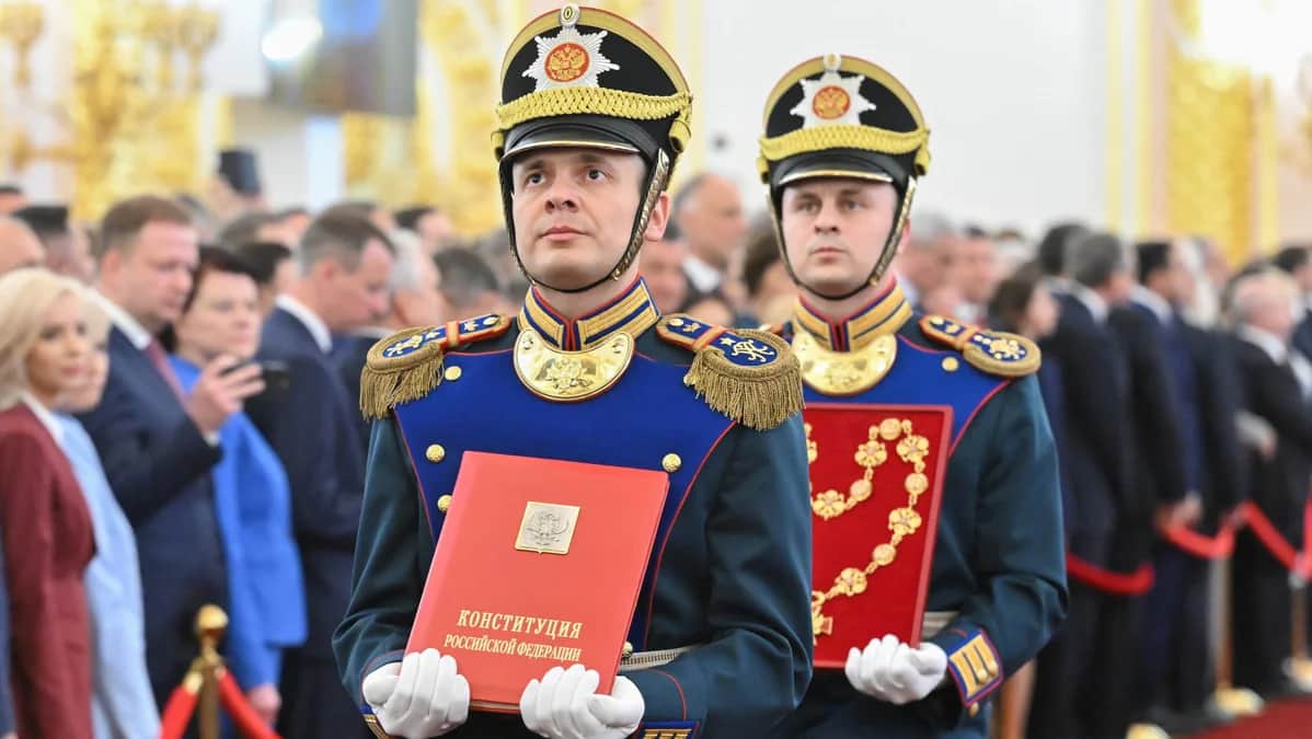 Военнослужащие Президентского полка вносят специальный экземпляр Конституции и знак президента во время церемонии инаугурации Путина в Кремле, Москва, 7 мая 2024 года. Фото: Григорий Сысоев / Спутник / Kremlin / EPA