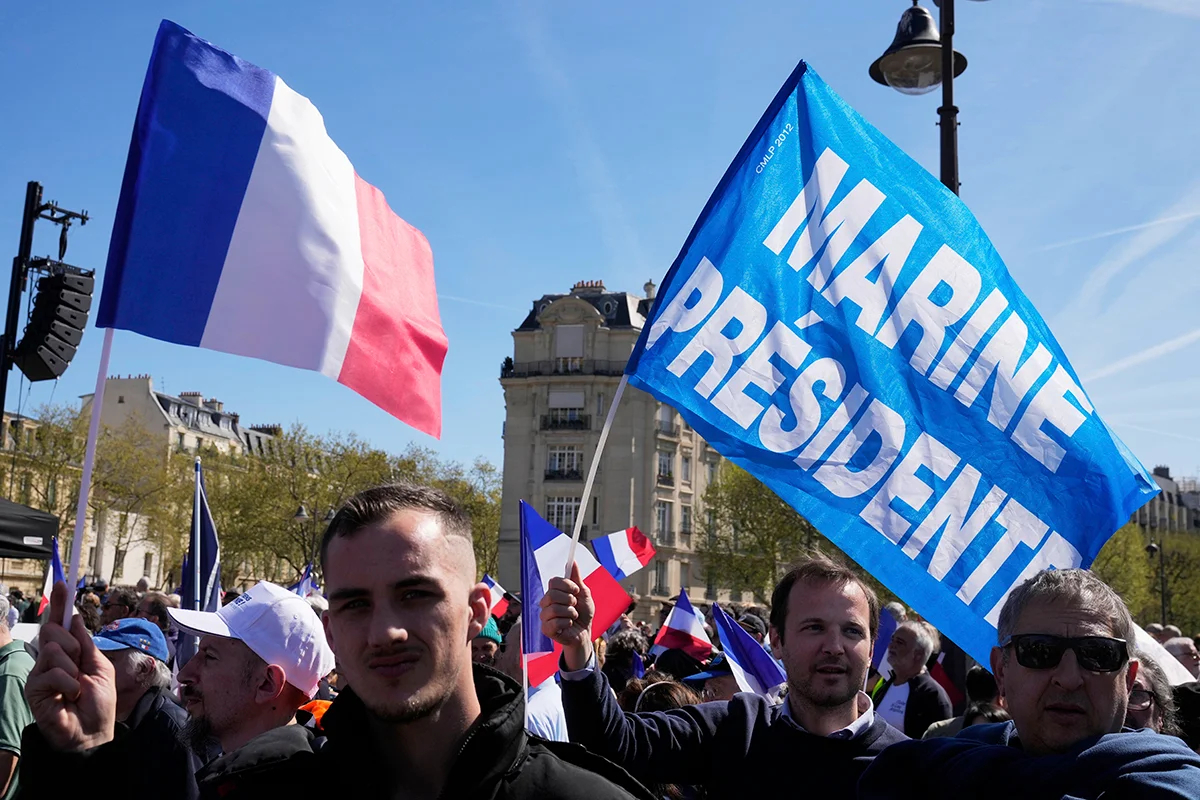 Митинг ультраправой партии Франции возле здания парламента в поддержку Марин Ле Пен в Париже,  6 апреля 2025 года. Фото: Michel Euler / AP / Scanpix / LETA