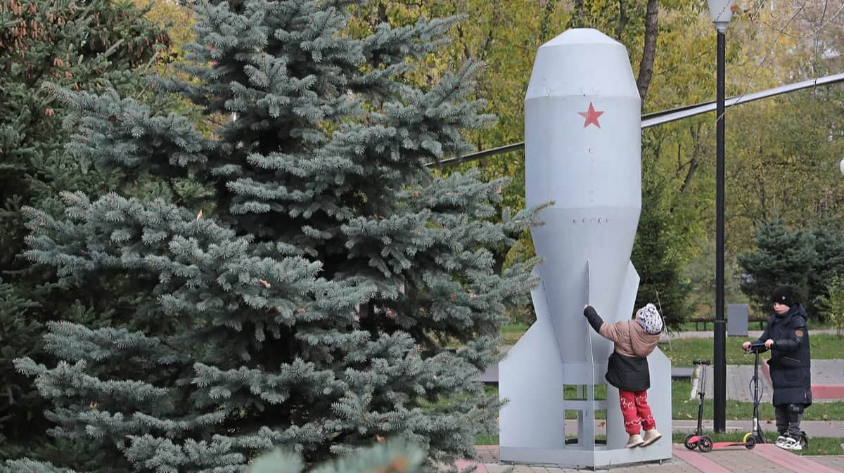 Дети играют у памятника, посвященного первой серийной советской тактической ядерной бомбе РДС-4 в Москве, 13 октября 2022 года. Фото: Максим Шипенков / EPA-EFE
