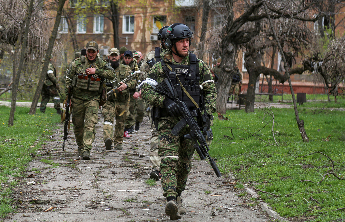 Бойцы чеченского спецподразделения во дворе жилого дома, Мариуполь, Украина, 21 апреля 2022 года. Фото: Chingis Kondarov / Reuters / Scanpix / LETA