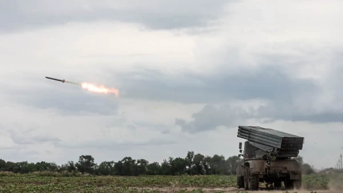 Украинские солдаты стреляют из РСЗО БМ-21 в направлении Донецка, Украина, 20 июля 2023 года. Фото: Diego Herrera Carcedo/ Getty Images