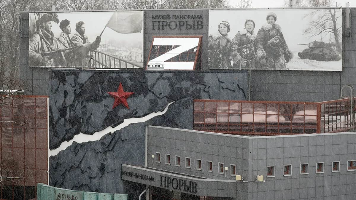 В Эрмитаже — агитпоезда, в Зарядье — растения из зоны оккупации, амбассадор Русского музея — певец Шаман