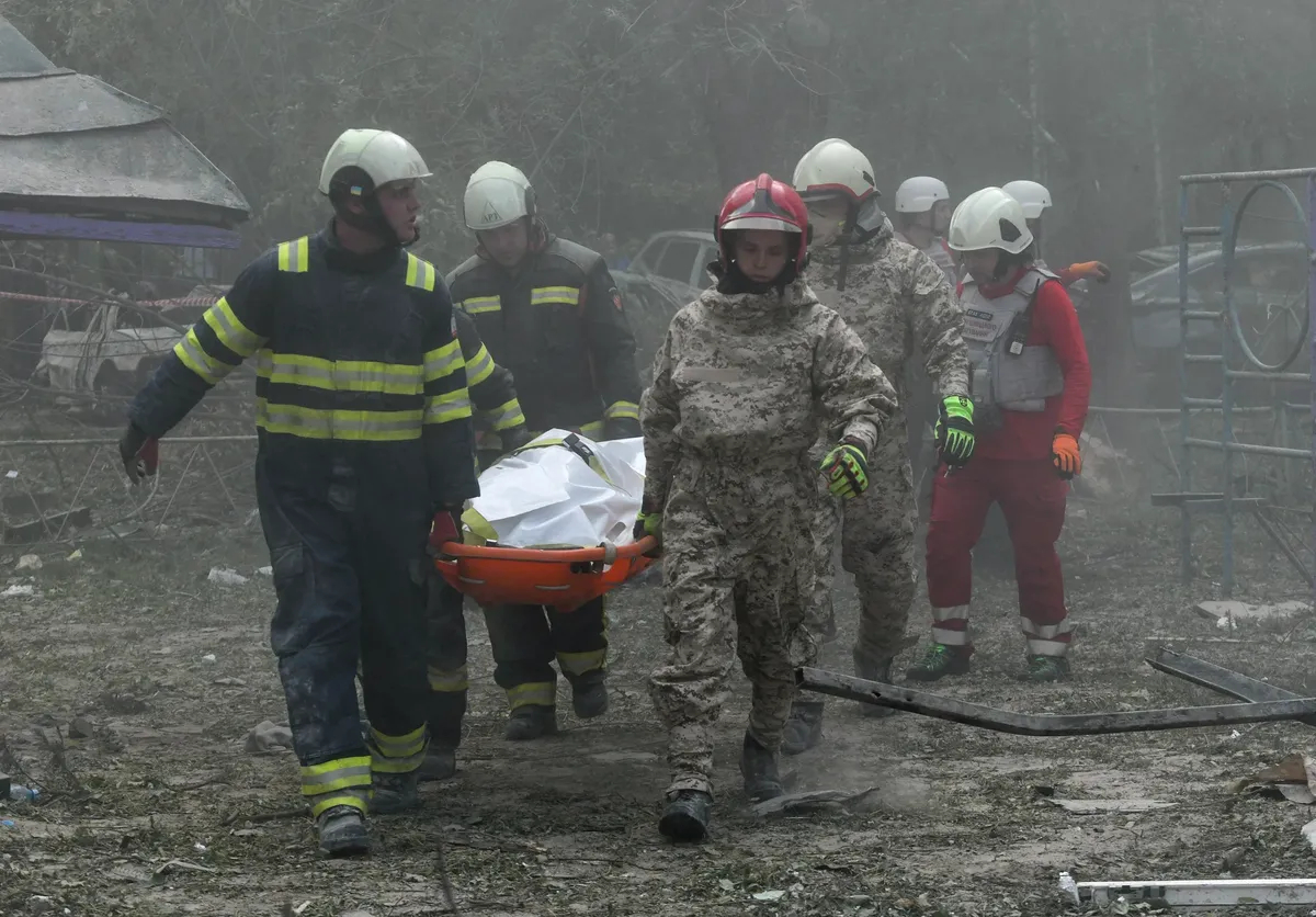 Ukrainian rescuers carry the body of a victim of an airstrike in Kyiv, Ukraine, 17 June 2025. Photo: EPA-EFE/MAXYM MARUSENKO