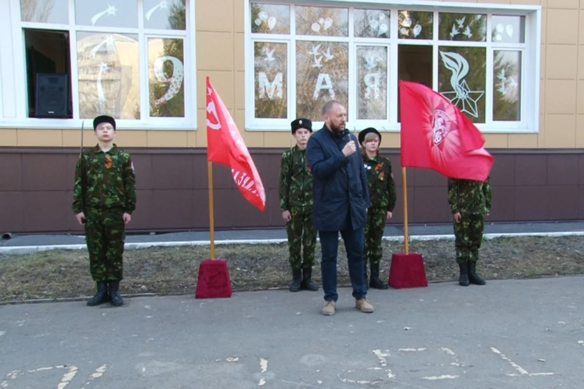 Андрей Ткачук на патриотическом мероприятии в одной из омских школ, апрель 2019 года. Фото: <a data-sk="tooltip_parent" data-stringify-link="https://www.omskgorsovet.ru/news/vice-spiker-gorsoveta-tkachuk-pomog-omskoy-shkole-v-organizacii-dnya-znameni" href="https://www.omskgorsovet.ru/news/vice-spiker-gorsoveta-tkachuk-pomog-omskoy-shkole-v-organizacii-dnya-znameni" rel="noopener noreferrer" target="_blank">Омский городской совет</a>
