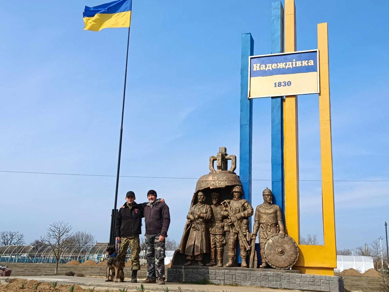 Памятник украинским козакам возле села Надеждовка Херсонской области, поставленный на деньги Александра Чечотки (на фото — слева) и его побратимов. Фото из личного архива