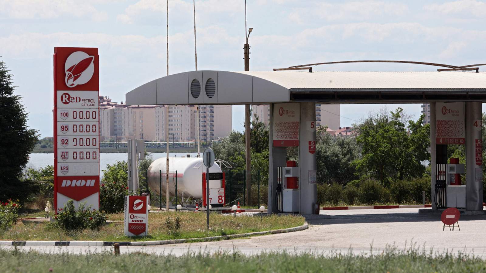 Вид на опустевшую заправочную станцию в Евпатории, Крым, Украина, 22 июня 2026 года. Фото: Алексей Павлишак / Reuters / Scanpix / LETA
