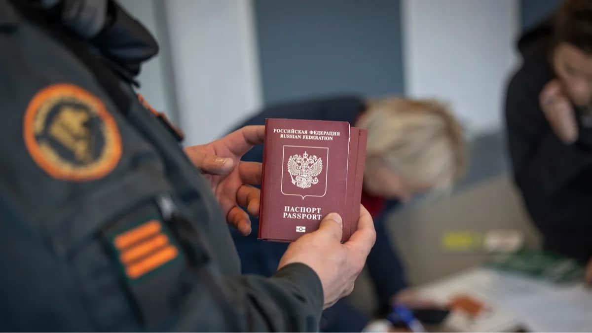 Еврокомиссия запретила выдавать мультивизы россиянам