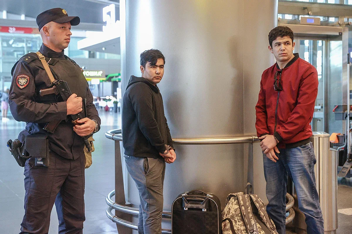 Police detain migrants at Moscow’s Vnukovo Airport. Photo: Alamy / Vida Press 