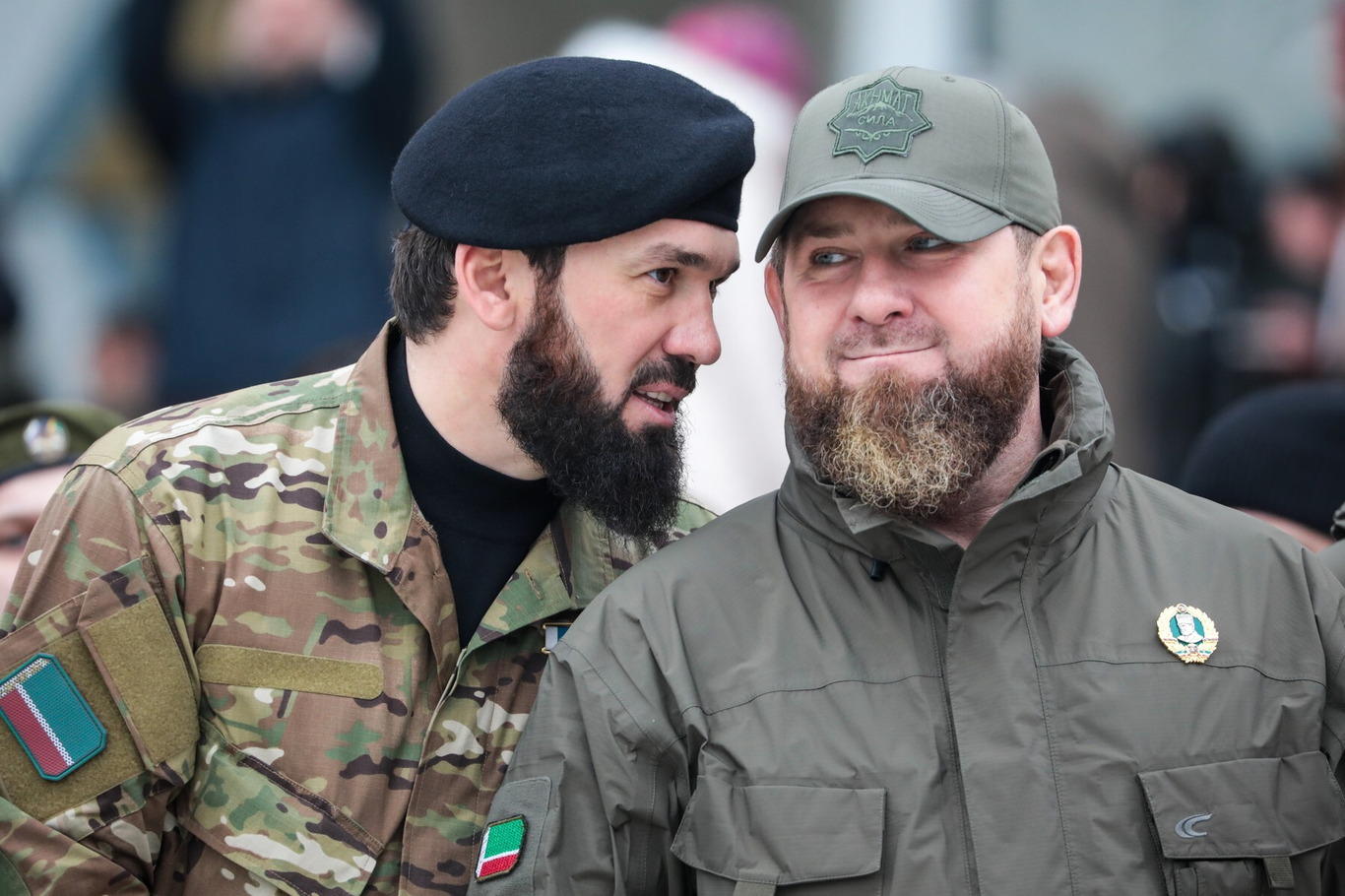 Магомед Даудов и Рамзан Кадыров принимают участие в смотре войск и военной техники в резиденции Кадырова, 25 февраля 2022 года. Фото: Елена Афонина / ТАСС / Profimedia