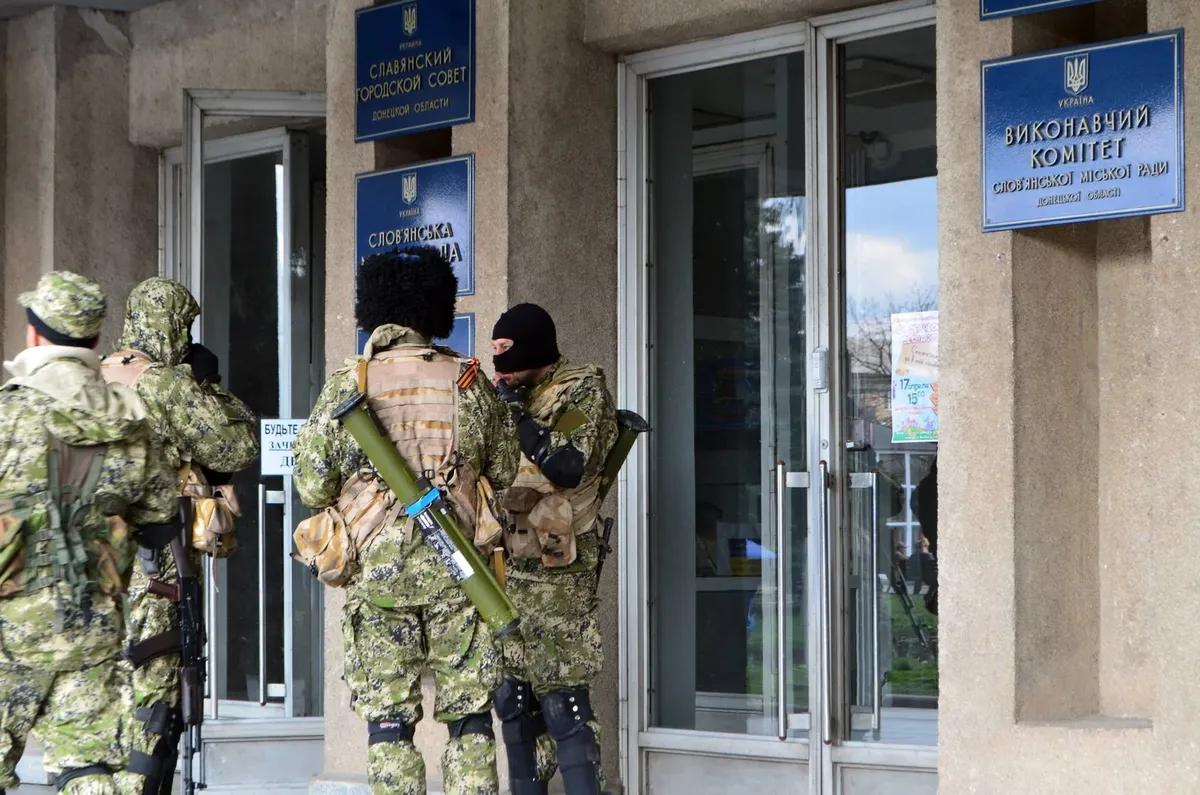 Люди, подчинявшиеся Стрелкову, у здания администрации Славянска. Фото: Yevgen Nasadyuk / <a href="https://www.facebook.com/enasadyuk/posts/10201620116161171">Facebook</a>
