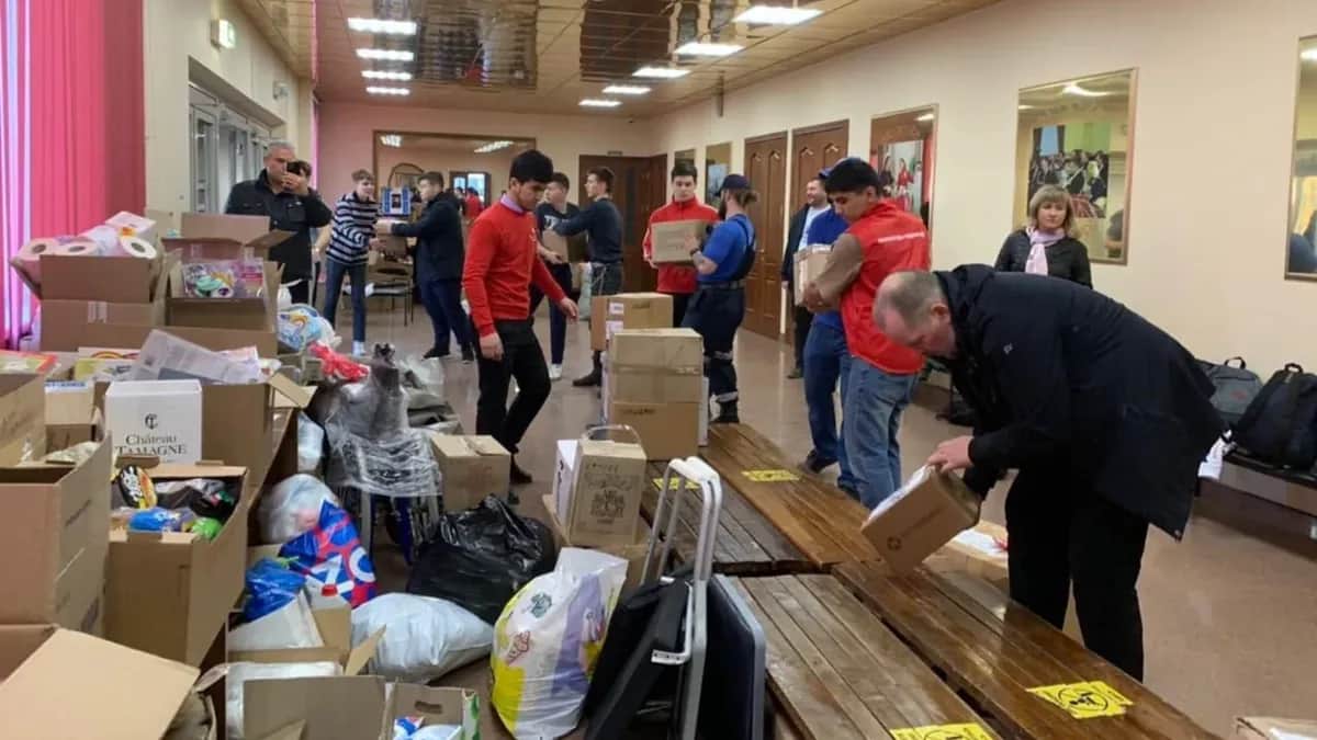 «Губернский колледж» вместе с волонтерами городского округа Серпухов сортируют гуманитарную помощь беженцам. Фото: соцсети