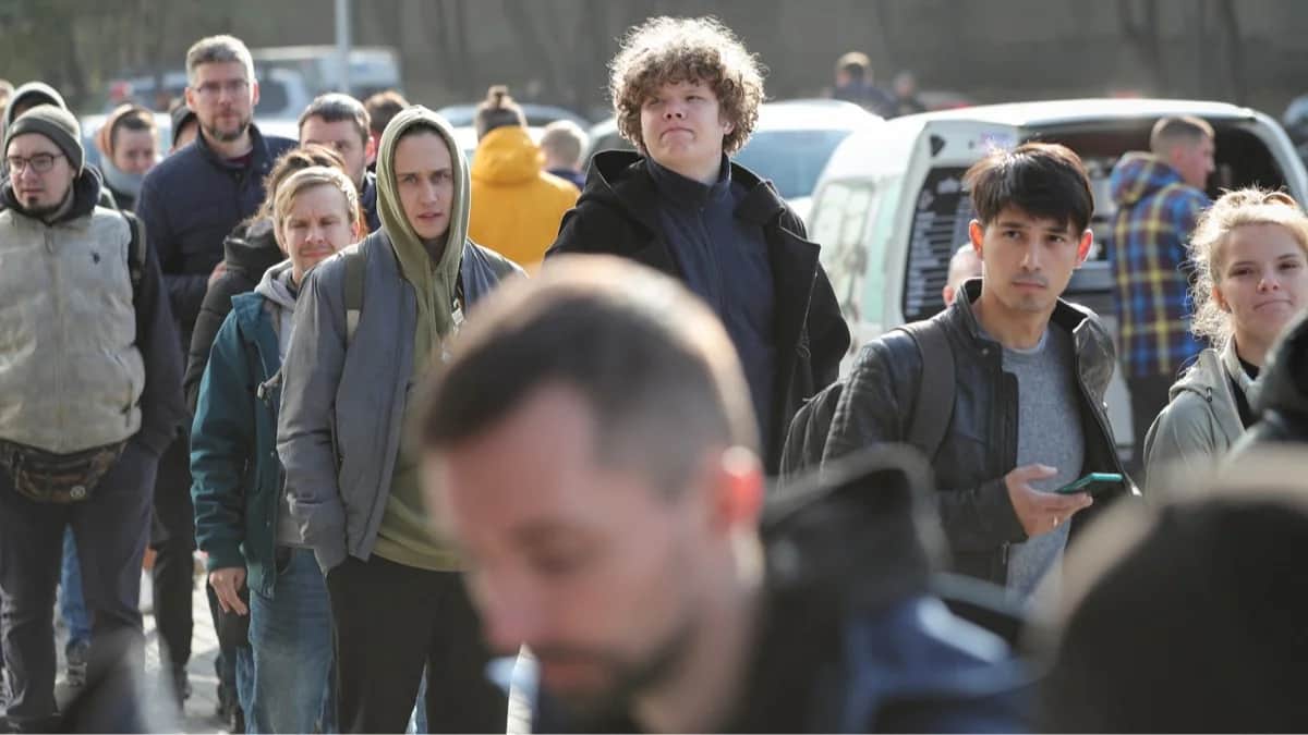 Россияне в очереди в центре обслуживания населения в Алматы, Казахстан, 3 октября 2022 года. Фото: Павел Михеев / Reuters / Scanpix / LETA