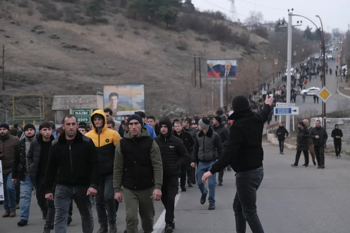 Residents of Karabakh heading towards a blockpost with Russian peacekeepers for another attempt at negotiations. Stepanakert, December 2022. Photo: Ani Balayan