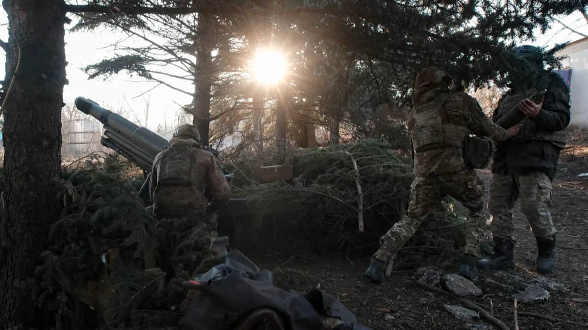 Украинские военнослужащие ведут огонь из гаубиц со своих позиций в Донецкой области, Украина, 27 февраля 2024 года. Фото: Виталий Носач / EPA-EFE