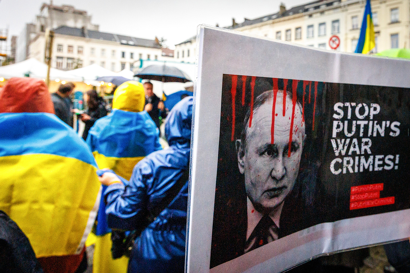 Баннер с изображением Владимира Путина у здания Европейского парламента, в Брюсселе, Бельгия, 19 ноября 2024 года. Фото: Olivier Matthys / EPA