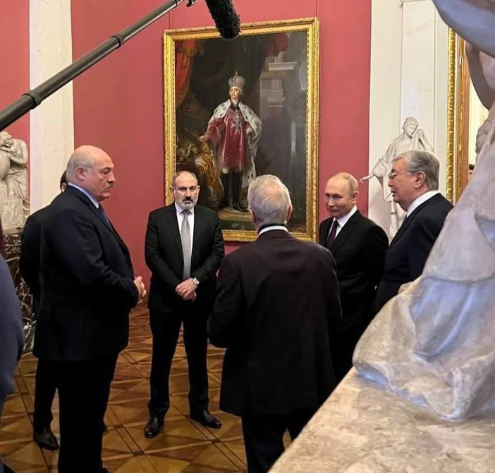 Александр Лукашенко, премьер Армении Никол Пашинян, президент РФ Владимир Путин, президент Казахстана Касым-Жомарт Токаев на неформальном саммите СНГ в Петербурге (слева направо). Фото: телеграм-канал Пул Первого