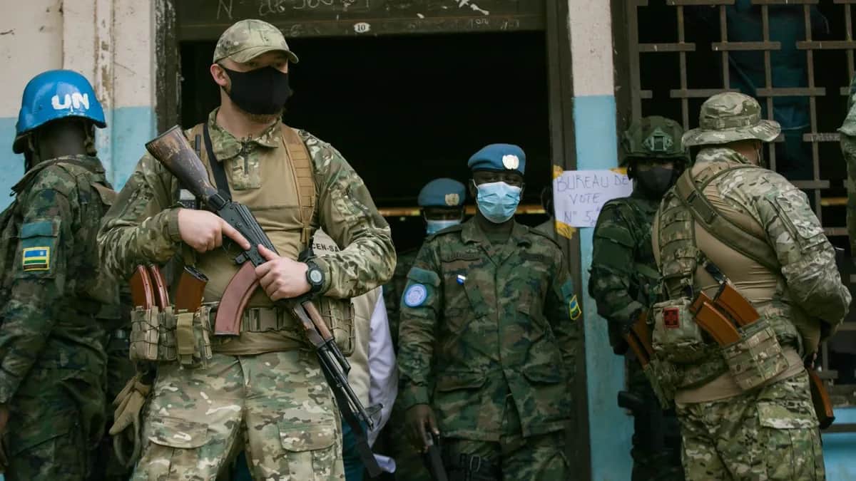 Российские и руандийские военные на избирательном участке во время президентских выборов в ЦАР, 2020 год. Фото: Nacer Talel / Anadolu Agency / Getty Images