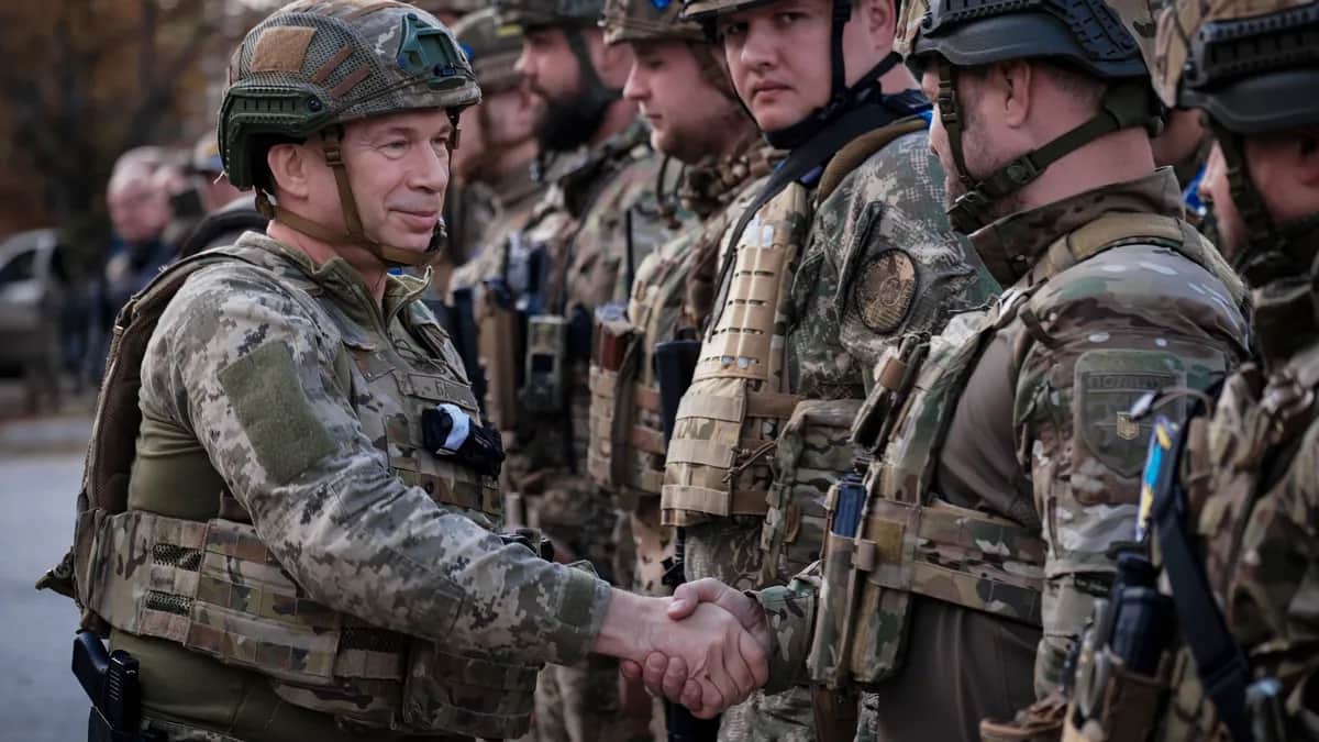 Oleksandr Syrskyi shakes hands with Ukrainian servicemen in the recaptured city of Lyman, 4 October 2022. Photo: EPA-EFE/YEVGEN HONCHARENKO