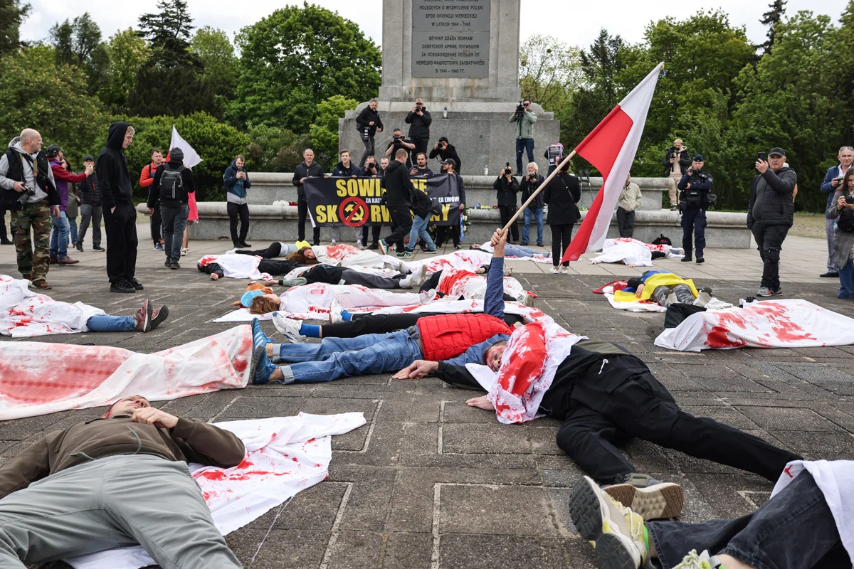 Акция протеста во время возложения венков российским послом в Варшаве, 9 мая 2025 года.. Фото: Albert Zawada / EPA