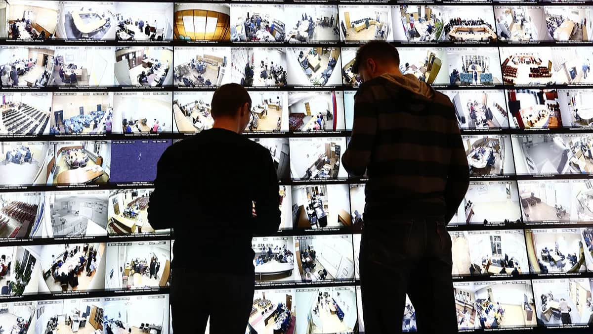 Мужчины смотрят на экран, показывающий прямую трансляцию с избирательных участков во время президентских выборов в штаб-квартире Центральной избирательной комиссии России в Москве, Россия, 18 марта 2018 года. Фото: Максим Шипенков / EPA-EFE
