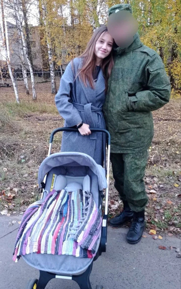 Safronova with her husband and child. Photo: <a data-sk="tooltip_parent" data-stringify-link="https://t.me/PauliaMobility/4?single" href="https://t.me/PauliaMobility/4?single" rel="noopener noreferrer" target="_blank">PauliaMobility</a> / Telegram