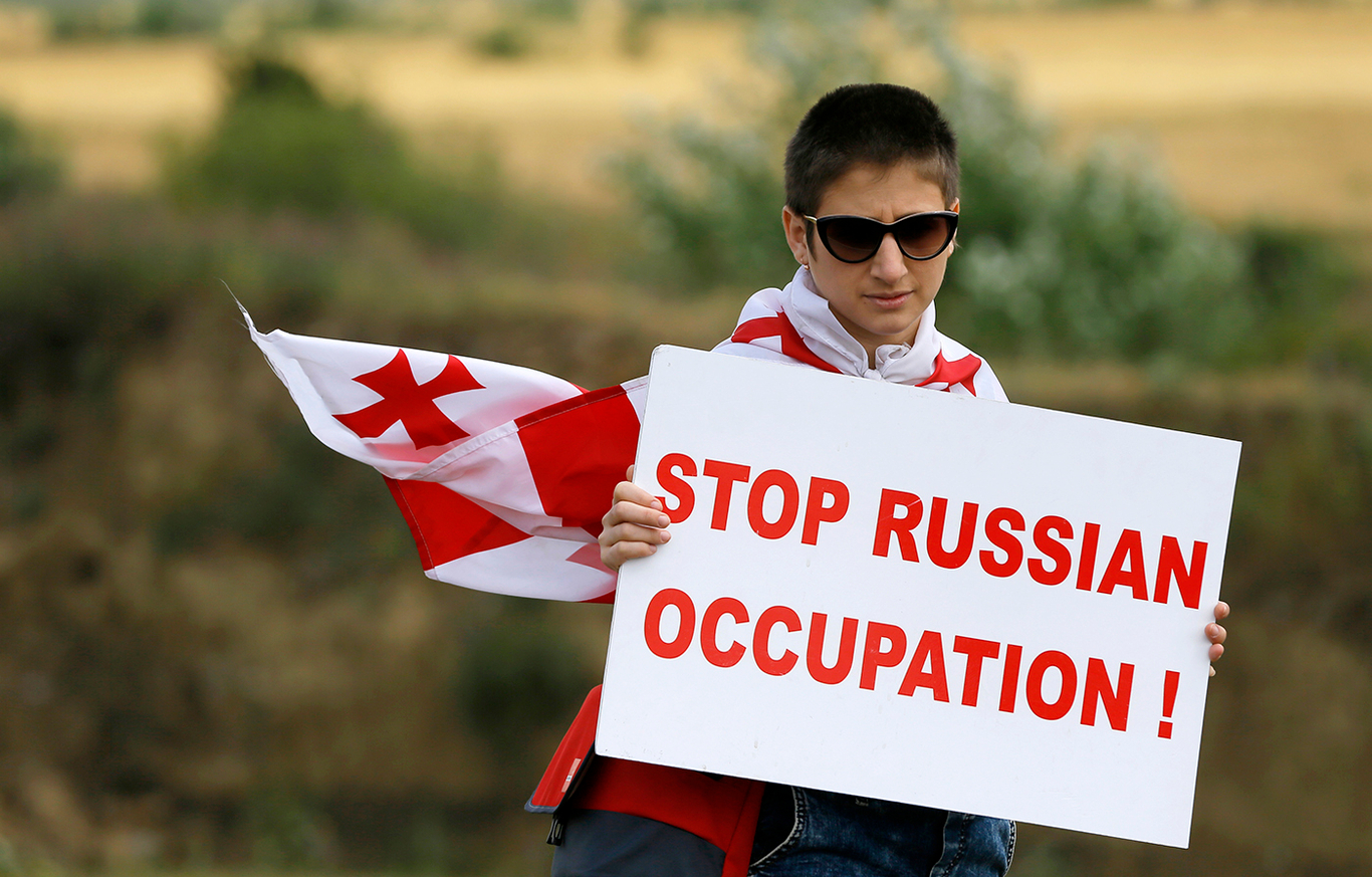 Грузинский протестующий во время антироссийского митинга недалеко от границы между сепаратистским регионом Южной Осетии и Грузией в селе Хурвалети, Грузия, 14 июля 2015 года. Фото: Zurab Kurtsikidze / EPA