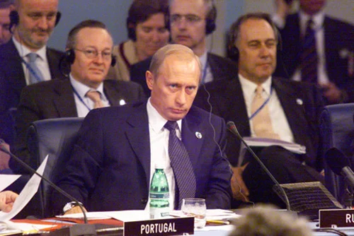 Владимир Путин на одном из саммитов<a href="https://ru.wikipedia.org/wiki/%D0%A1%D0%B0%D0%BC%D0%BC%D0%B8%D1%82%D1%8B_%D0%9D%D0%90%D0%A2%D0%9E" title="Саммиты НАТО"> </a>НАТО весной 2002 года. Фото: <a href="https://commons.wikimedia.org/w/index.php?curid=5334383">Wikimedia Commons</a>, CC BY 4.0