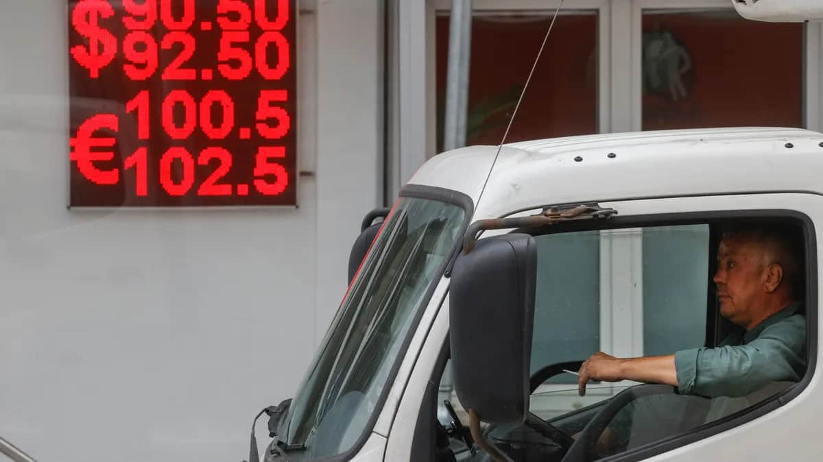 A man drives past a panel displaying exchange rates in Moscow, Russia, 9 August 2023. Photo: EPA-EFE/SERGEY ILNITSKY