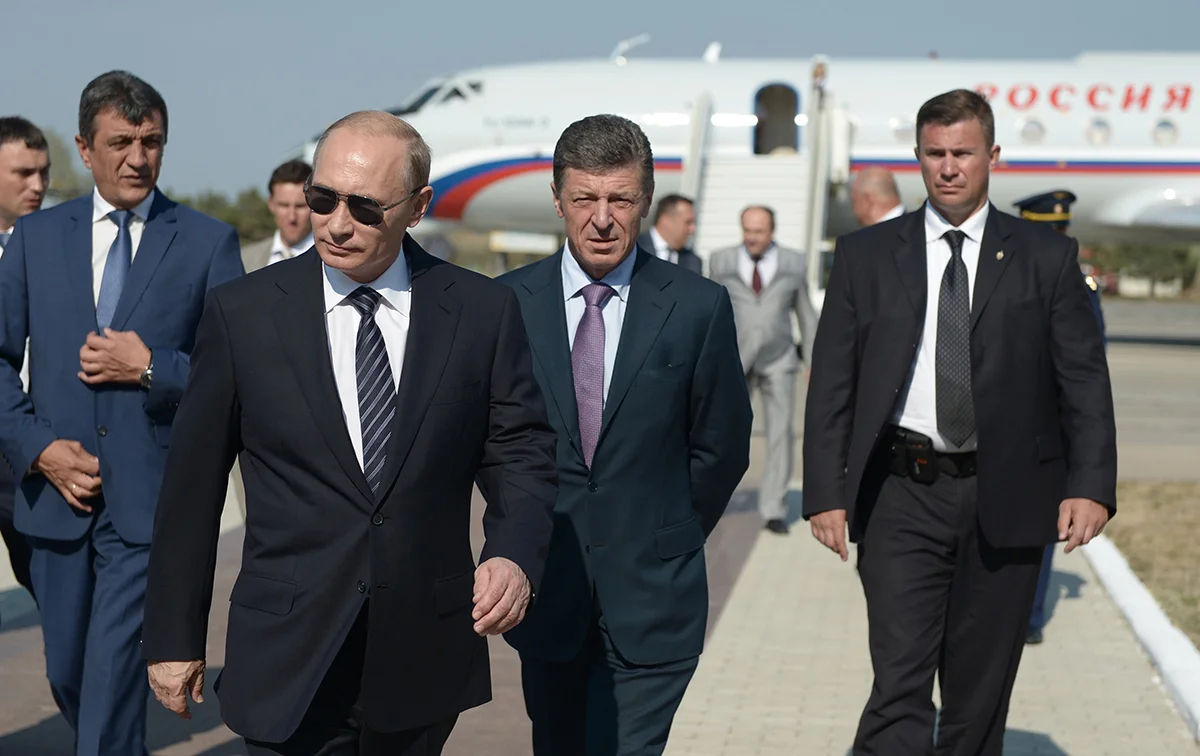 Владимир Путин, Сергей Меняйло и Дмитрий Козак в аэропорту Бельбек в Севастополе, Крым, Украина, 13 августа 2014 года. Фото: Алексей Никольский / EPA