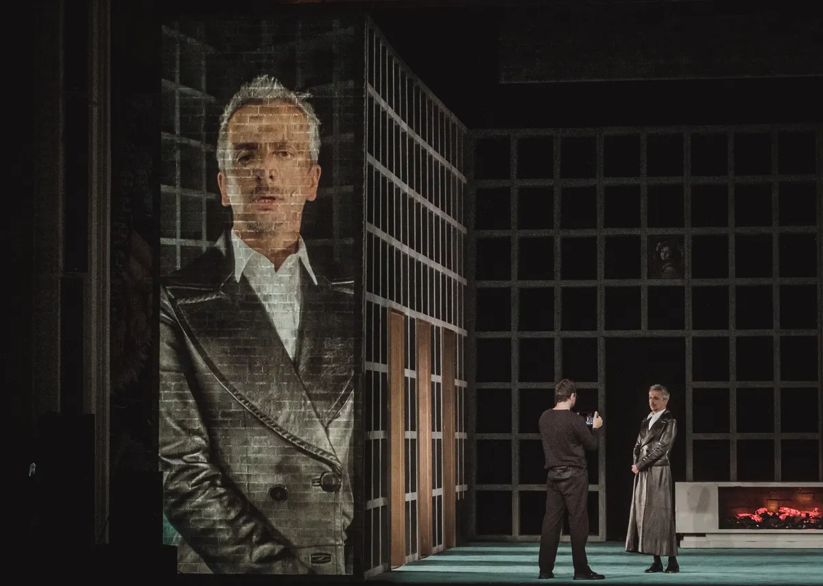 Константин Богомолов в спектакле «Бесы Достоевского». Фото: <a href="https://mbronnaya.ru/performances/besy-dostoevskogo">Театр на Бронной</a>