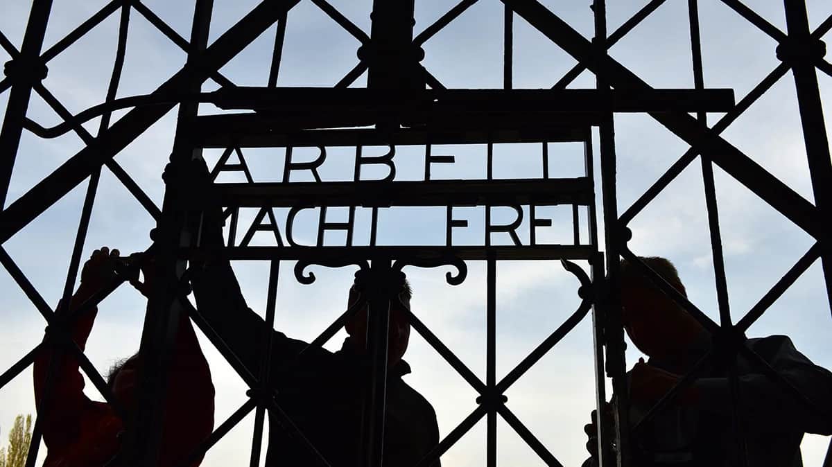 Надпись Arbeit macht Frei (с нем. Работа делает тебя свободным) на мемориале концлагеря Дахау, Германия, 29 апреля 2015 года. Фото: Peter Kneffel / EPA