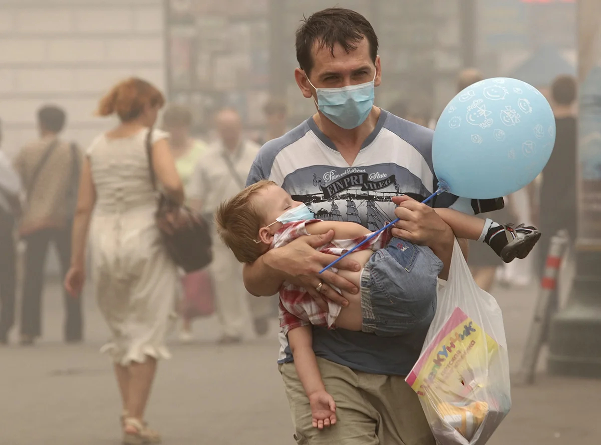 Пешеходы в медицинских масках для защиты от смога в центре Москвы, Россия, 7 августа 2010 года. Фото: Сергей Чириков / EPA